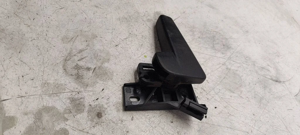 Motora pārsega atvēršanas rokturis 6R1823633