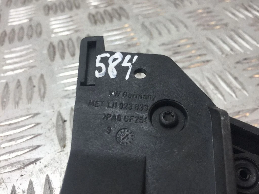Motora pārsega atvēršanas rokturis 1J1823633