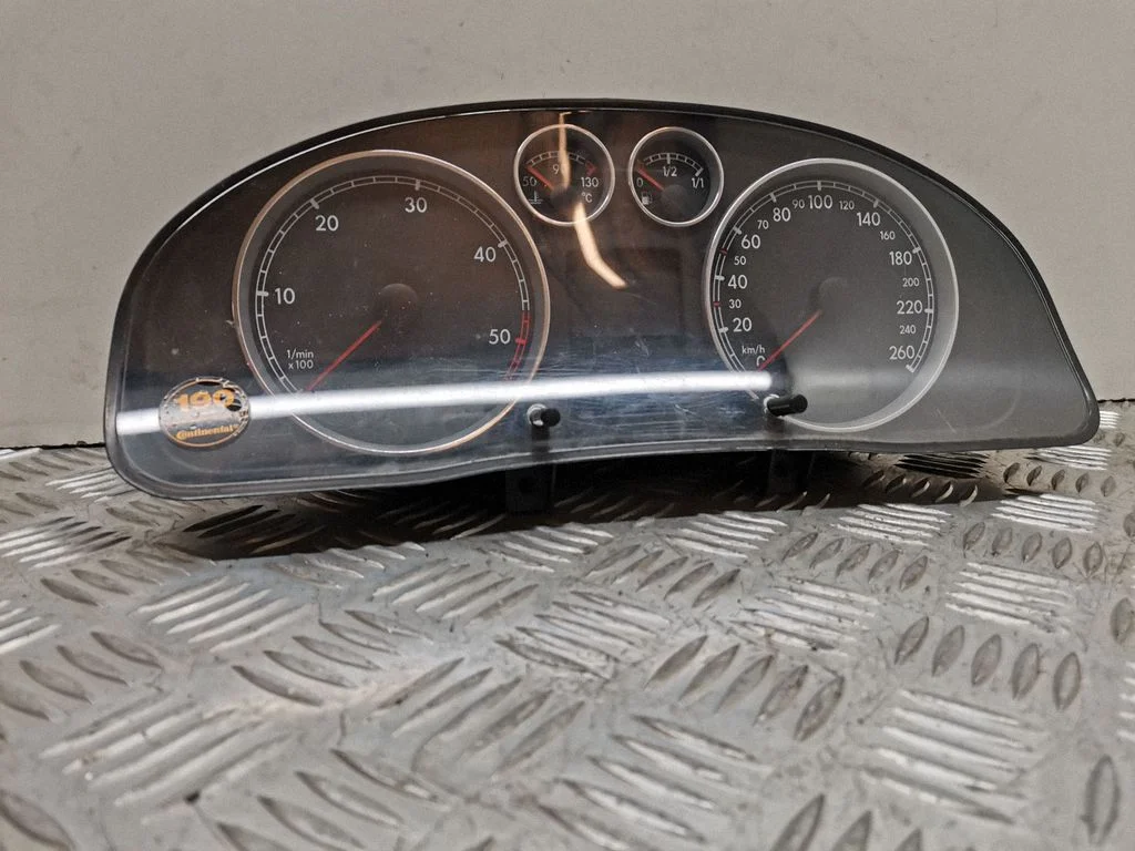 Speedometer (instrument cluster) VWZ7Z0D9674962