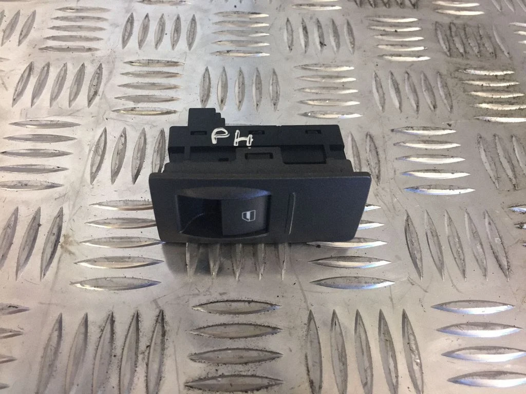 Electric window control switch – Volkswagen Phaeton (2002-2016)