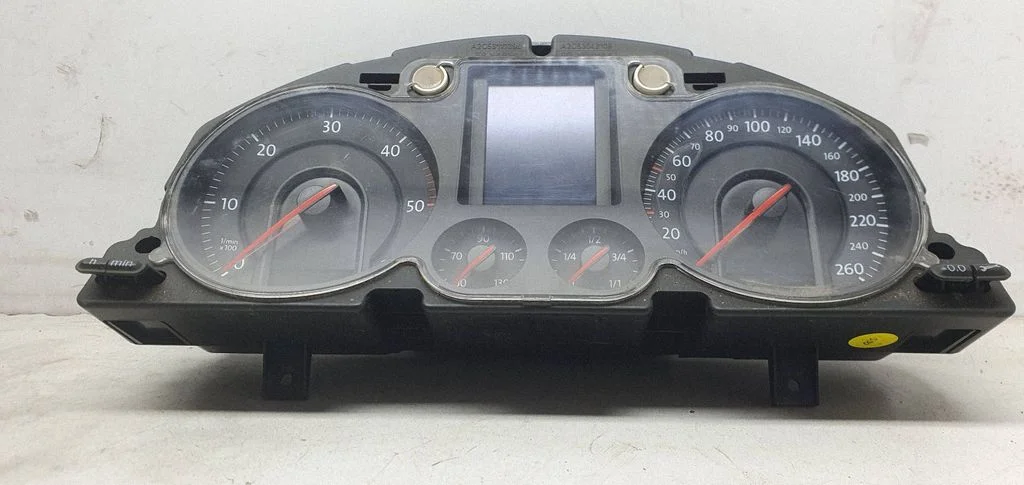 Spidometrs (instrumentu panelis) – Volkswagen Passat B6 (2005-2010)
