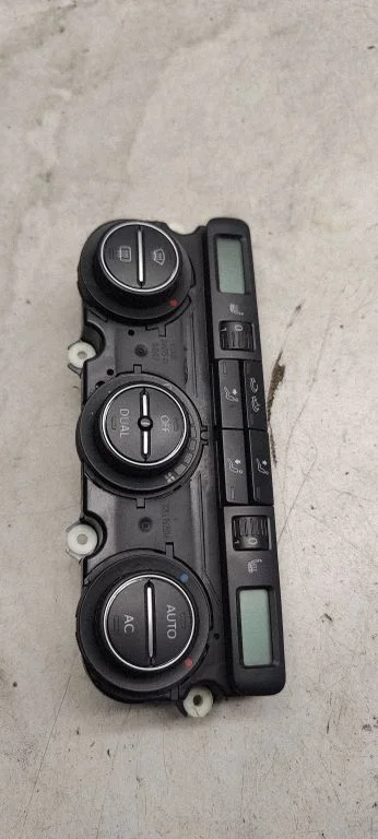 Kliimaseadme/kütte juhtplokk (salongis) – Volkswagen Passat CC (2008-2016)