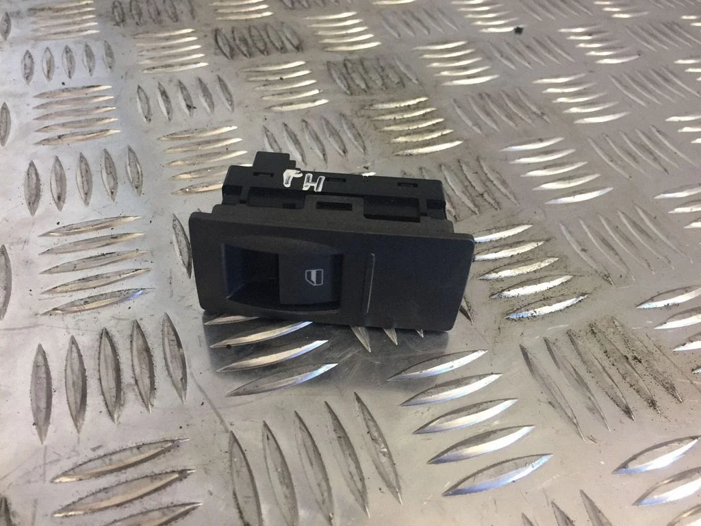 Electric window control switch – Volkswagen Phaeton (2002-2016)