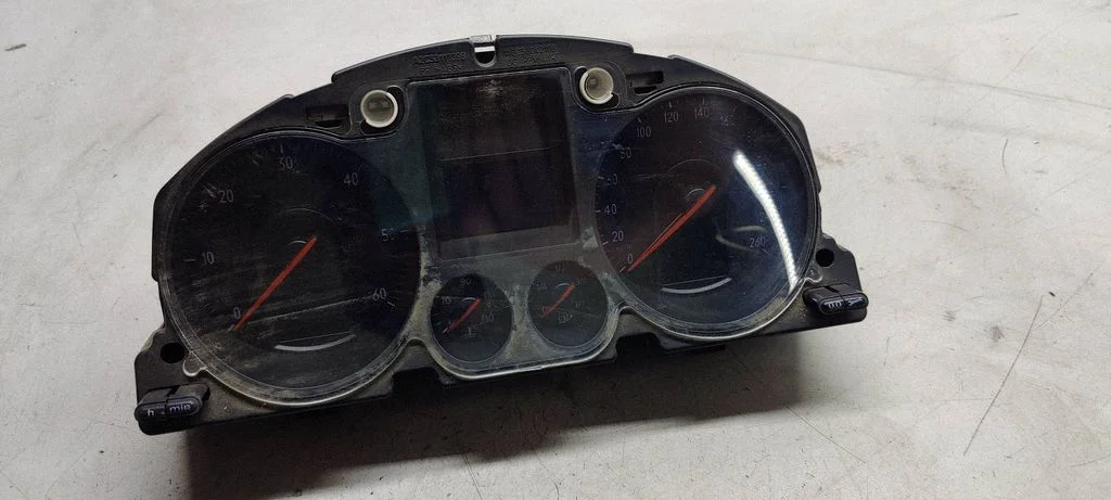 Spidometrs (instrumentu panelis) – Volkswagen Passat B6 (2005-2010)