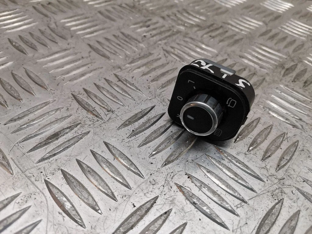 Wing mirror switch