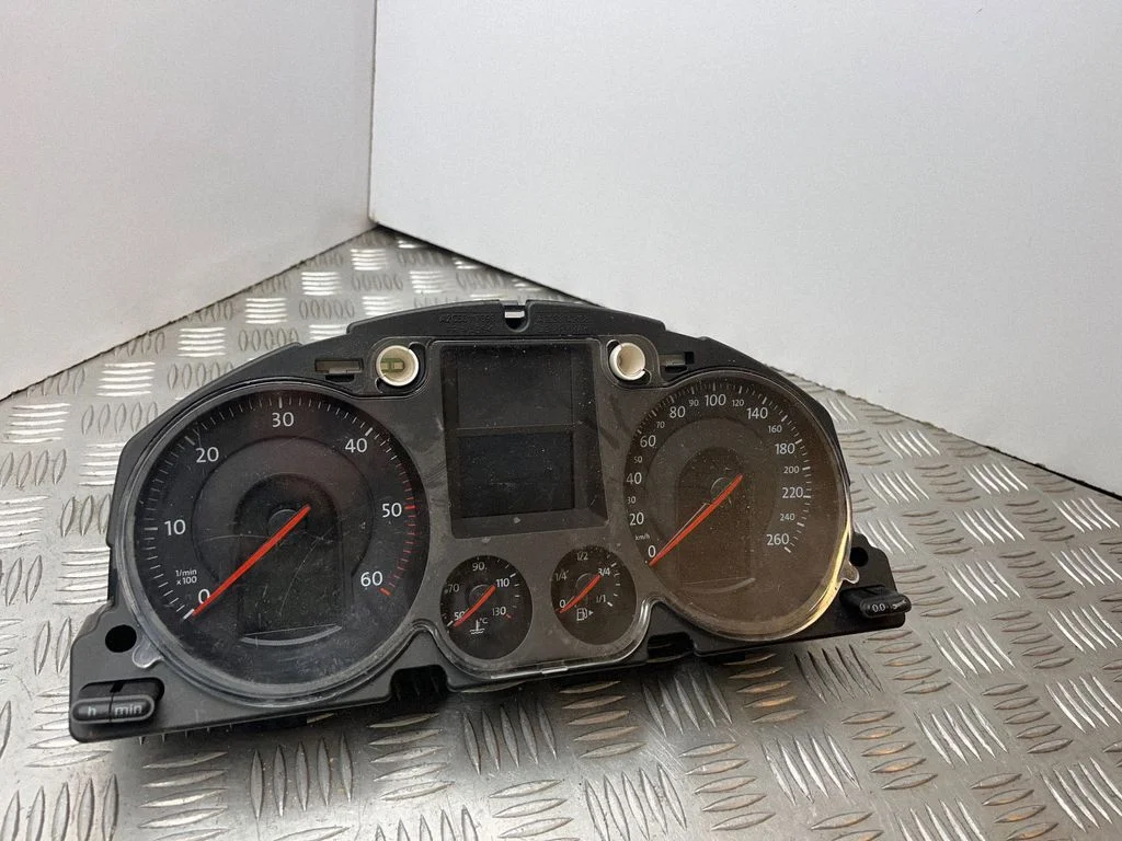 Speedometer (instrument cluster) – Volkswagen Passat B6 (2005-2010)