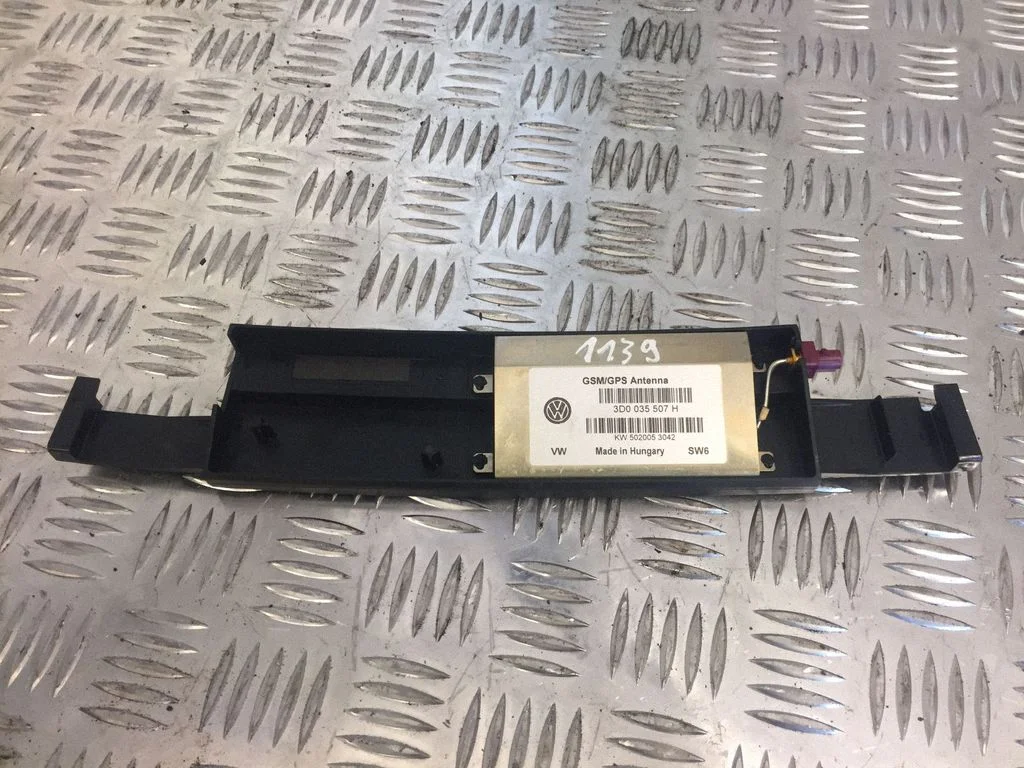 Aerial antenna amplifier – Volkswagen Phaeton (2002-2016)