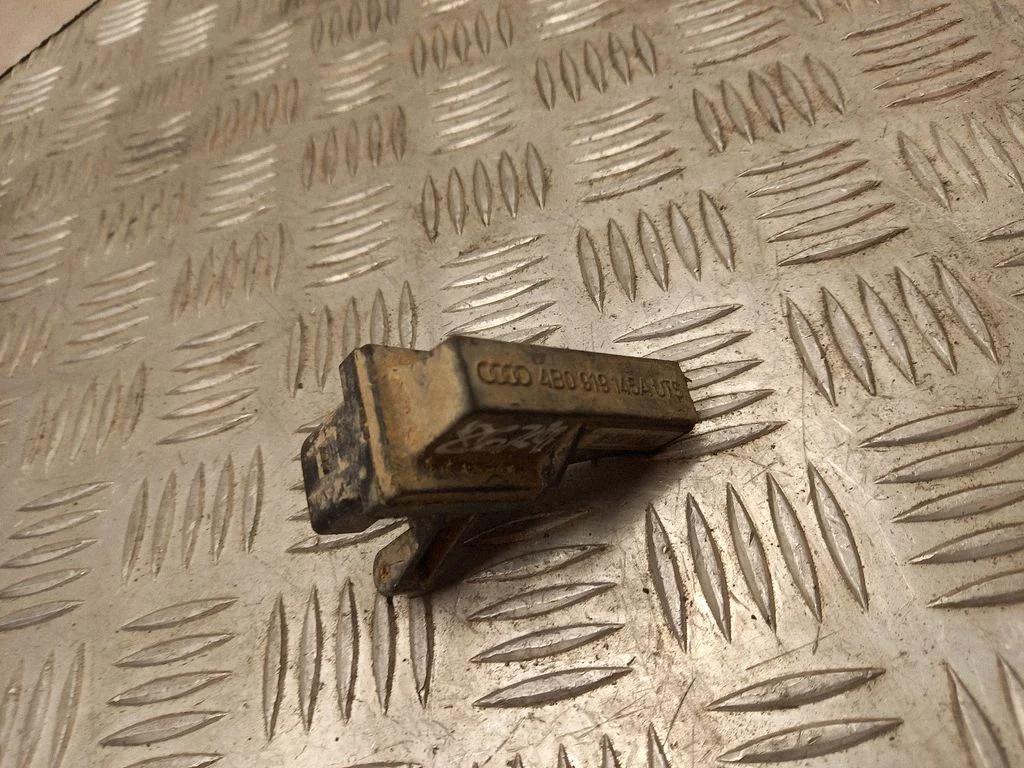 Antenas pastiprinātājs – Audi A4 S4 B6 8E 8H (2001-2005)