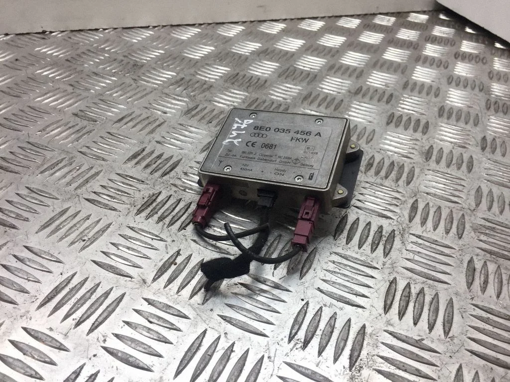 Antenas pastiprinātājs – Audi A4 S4 B6 8E 8H (2001-2005)