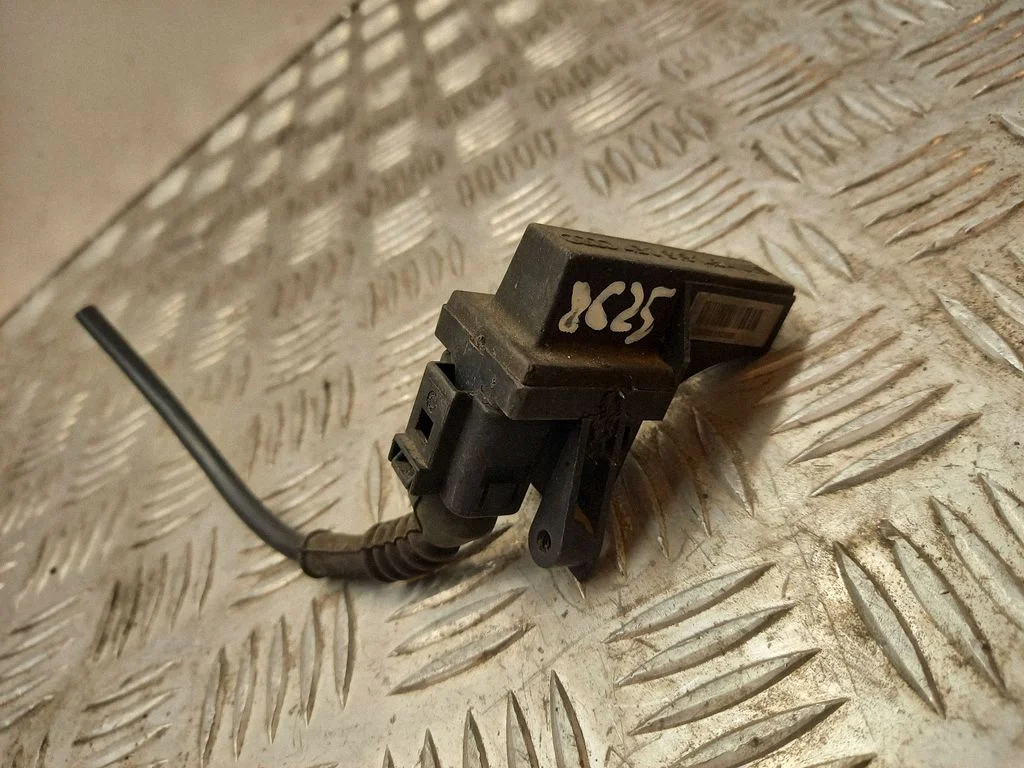 Antenas pastiprinātājs – Audi A4 S4 B6 8E 8H (2001-2005)