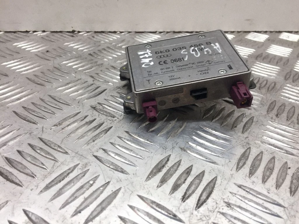 Antenas pastiprinātājs – Audi A4 S4 B6 8E 8H (2001-2005)