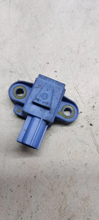 Drošības spilvenu trieciena sensors 1k0955557A