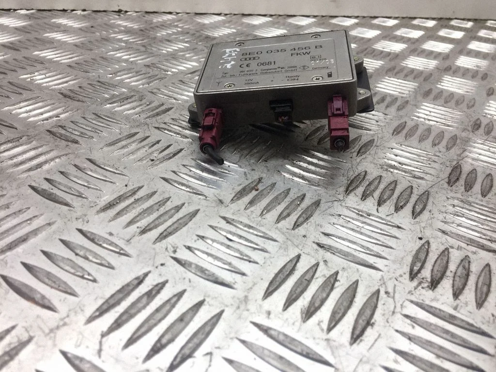 Antenas pastiprinātājs – Audi A4 S4 B6 8E 8H (2001-2005)