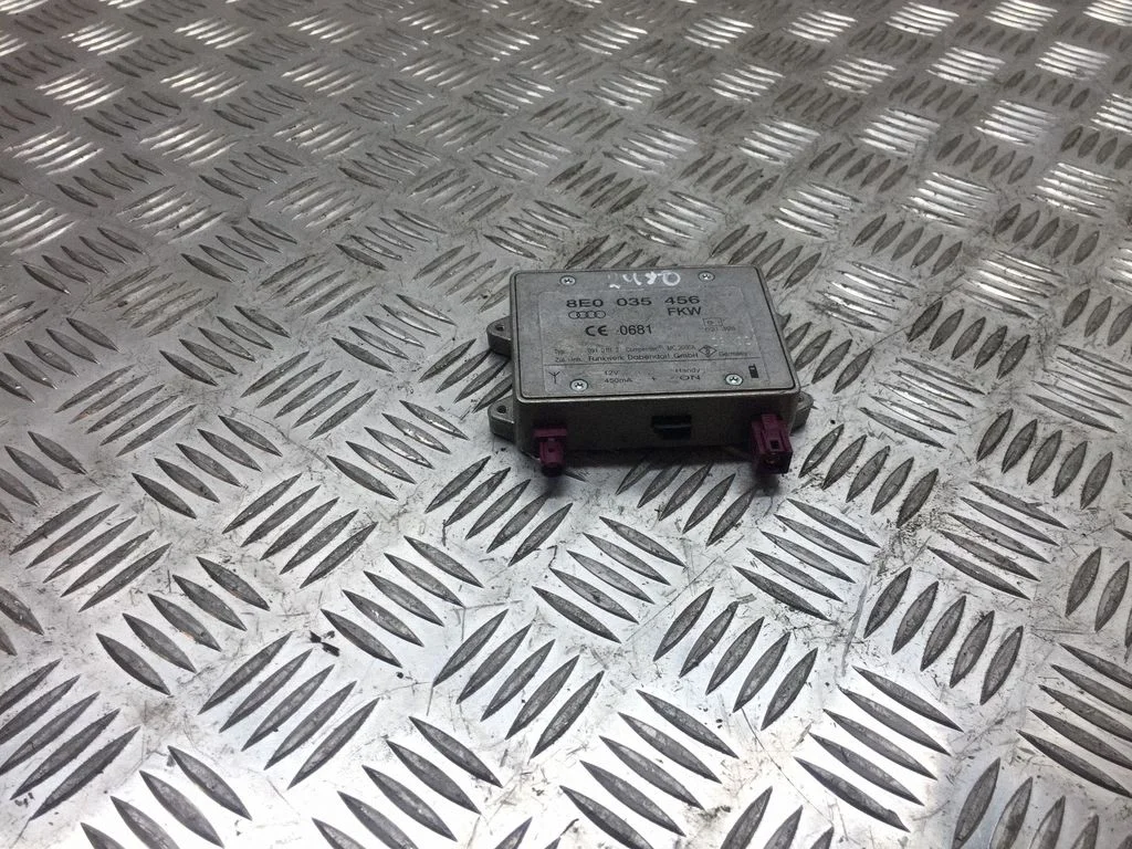 Wzmacniacz antenowy – Audi A4 S4 B6 8E 8H (2001-2005)