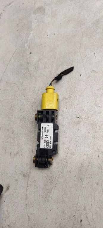 Drošības spilvenu trieciena sensors 8e0959643A