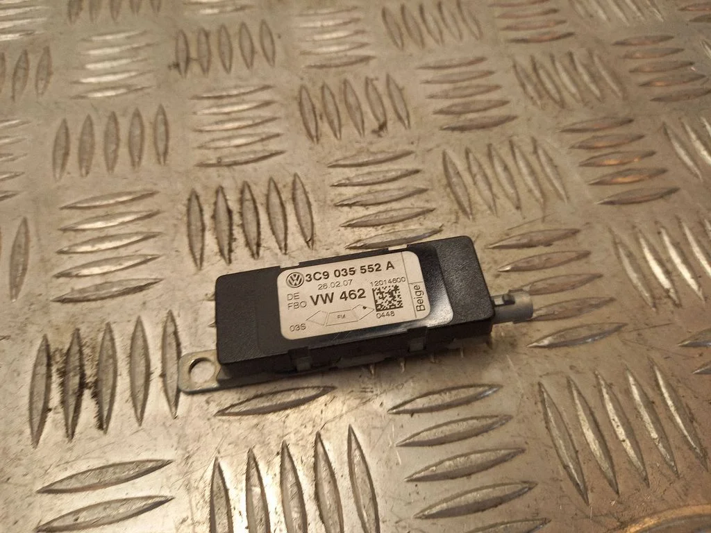 Aerial antenna amplifier – Volkswagen Passat B6 (2005-2010)