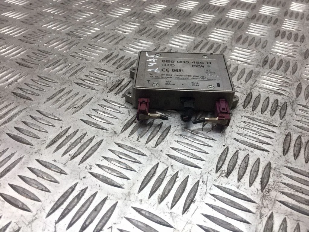 Antenas pastiprinātājs – Audi A4 S4 B6 8E 8H (2001-2005)