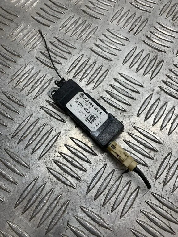 Aerial antenna amplifier – Volkswagen Passat CC (2008-2016)