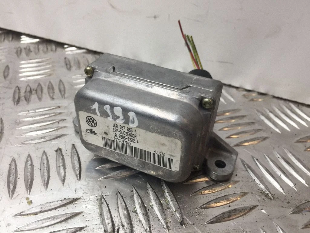 ESP (stabiilsussüsteemi) andur (pöördekiirusandur) – Audi A3 S3 8P (2003-2012)