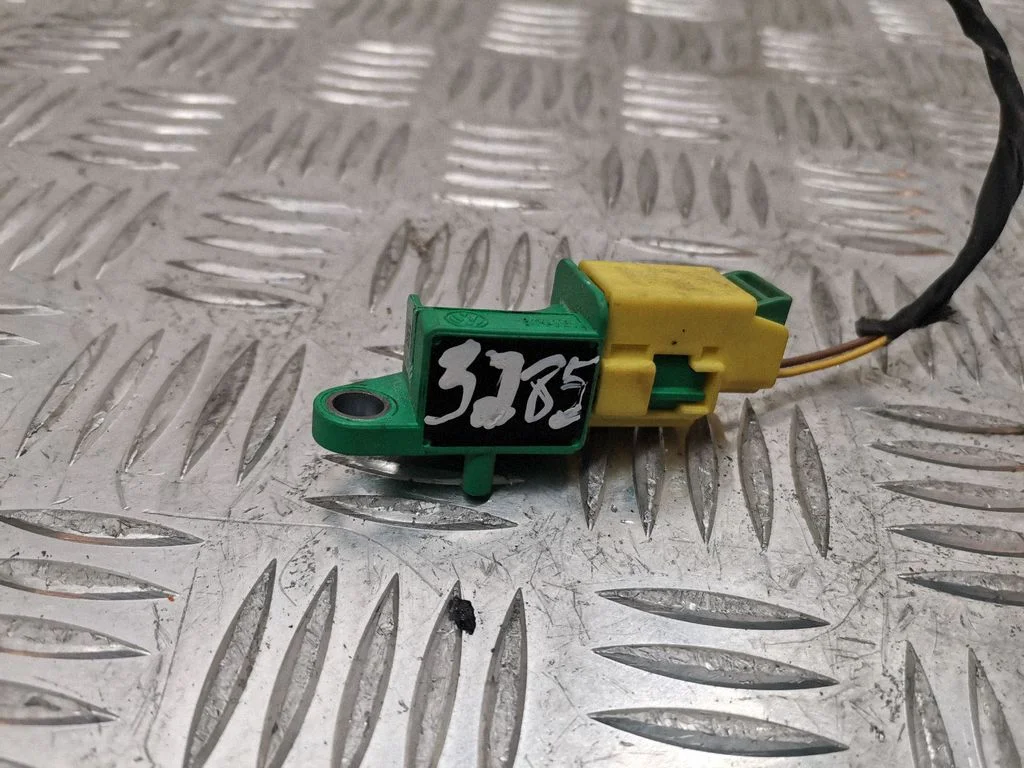 Drošības spilvenu trieciena sensors 8K0973323S