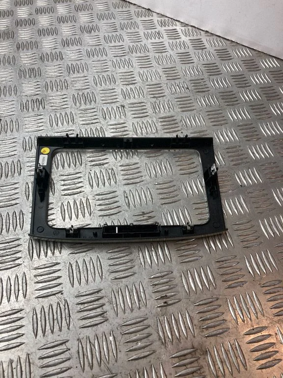 Radio/navigācijas apdare – Volkswagen Passat B6 (2005-2010)