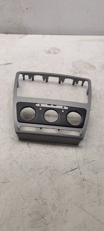 Radio/GPS head unit trim 1Z0858069