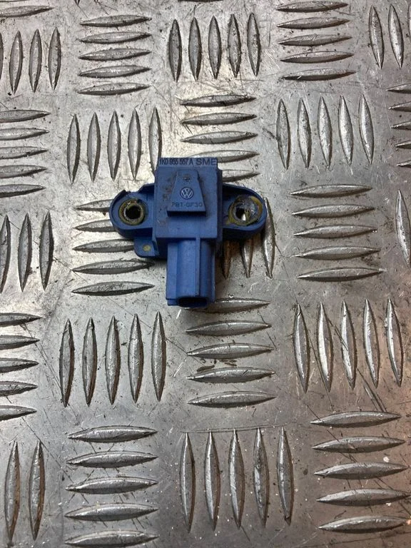 Drošības spilvenu trieciena sensors 1K0955557A