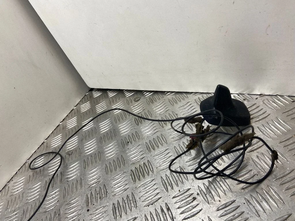 Radio antenna 8E9035503T