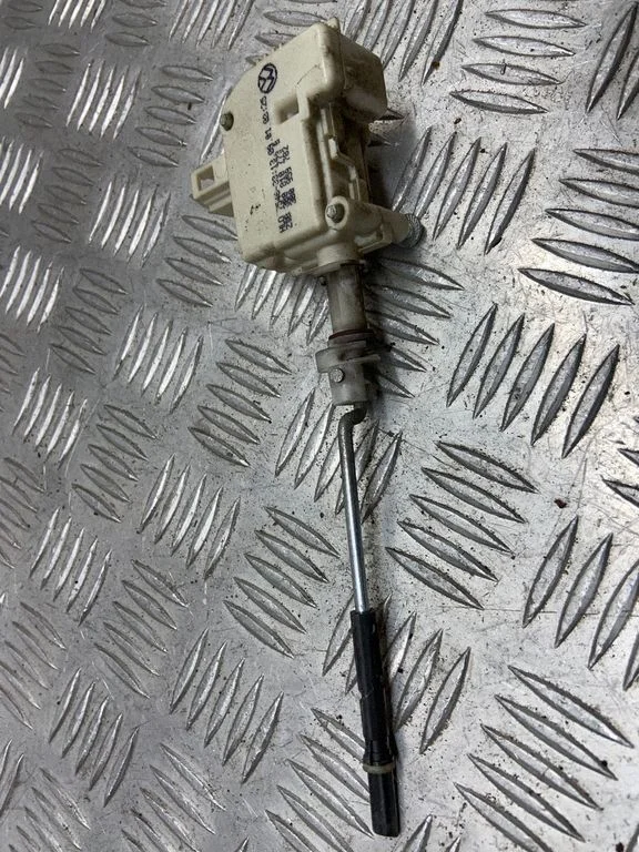 Kütusepaagi korgi luku mootor 3B0810773B