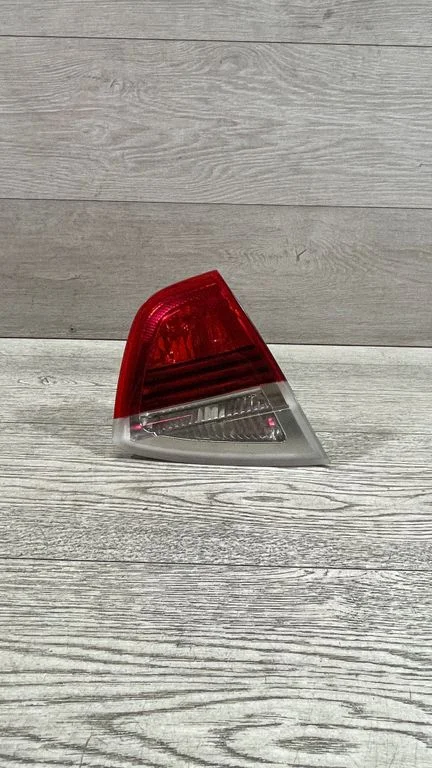 Lampa tylna w klapie – BMW Seria 3 E90 E91 (2005-2012)