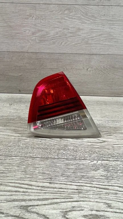 Lampa tylna w klapie – BMW Seria 3 E90 E91 (2005-2012)