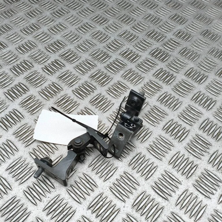 Priekšējā augšējā eņģe 8K0831402