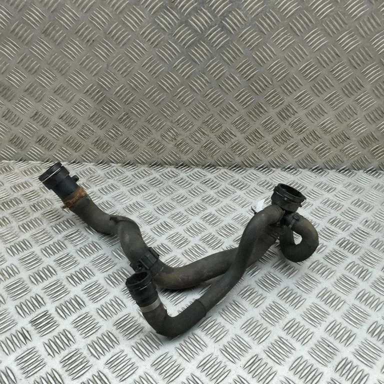 Motora dzesēšanas caurule (-es)/šļūtene (-es) 8R0121049
