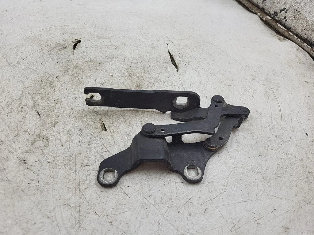 Engine bonnet/hood hinges – front right