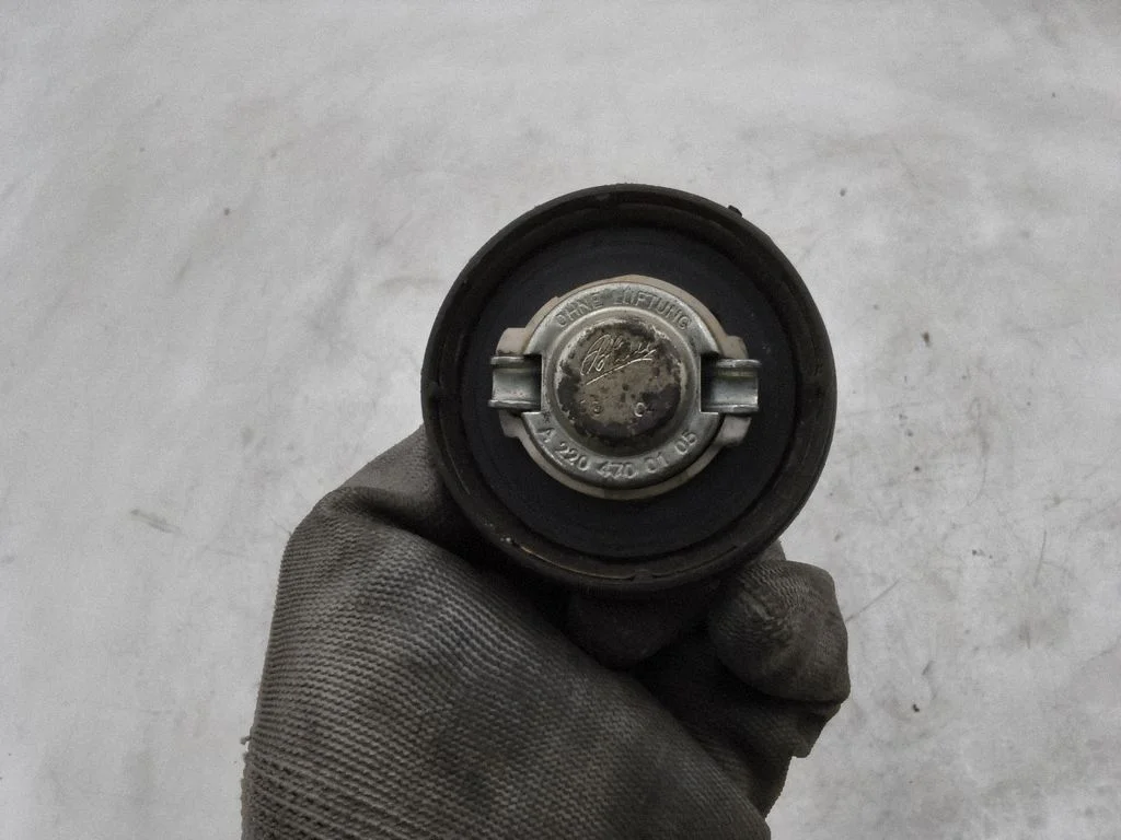 Fuel tank filler cap A2204700105