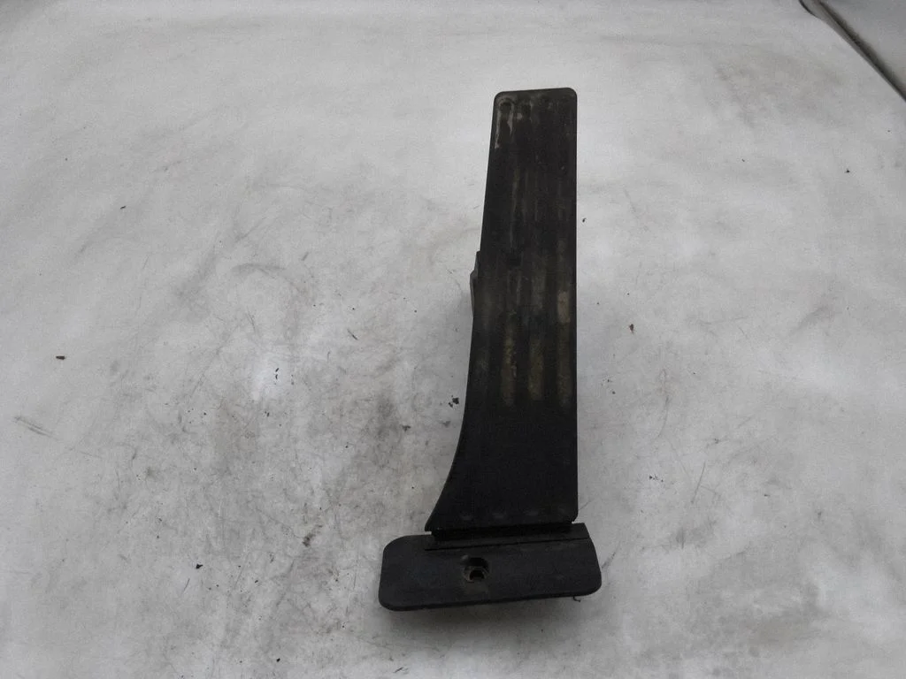 Accelerator throttle pedal