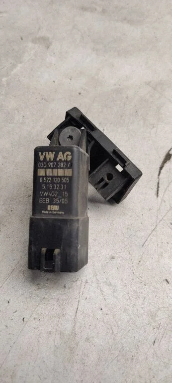 Eelsüüteküünalde relee 03G907282A