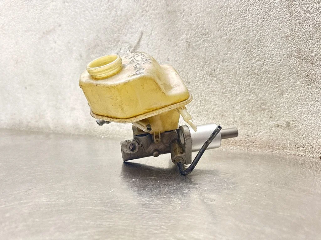 Master brake cylinder 32067070