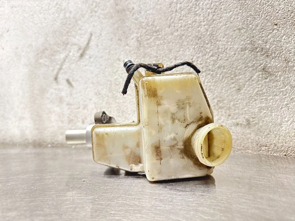 Master brake cylinder 32067277