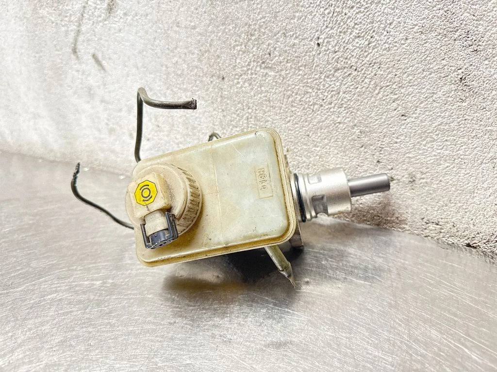 Master brake cylinder 32066526