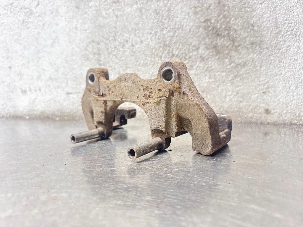 Piduriklotside hoidik/kandur (esimene) – Opel Astra H (2004-2012)