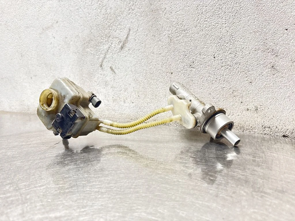 Master brake cylinder 3206716