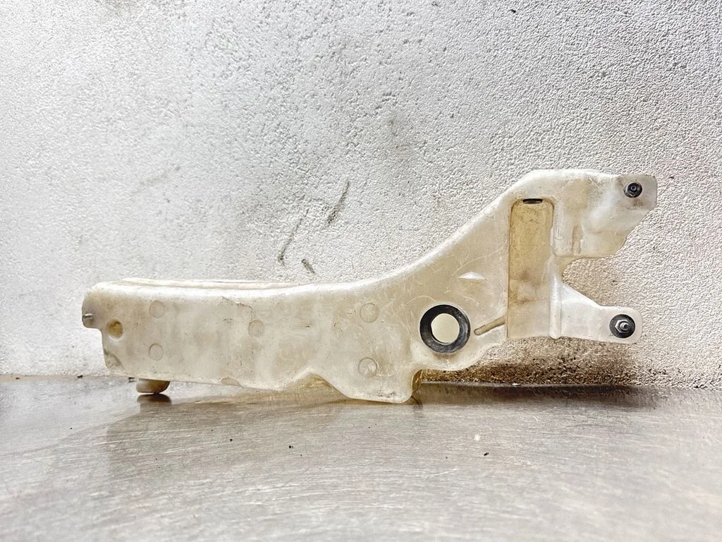 Windshield washer fluid reservoir/tank