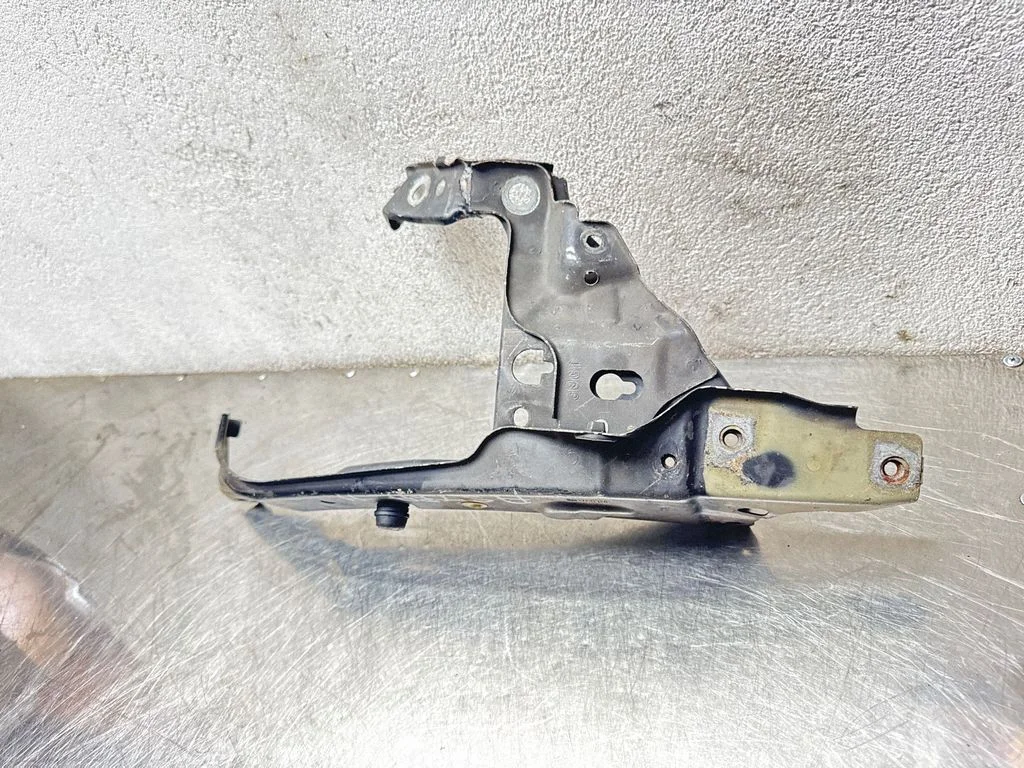 Headlight/headlamp mounting bracket 13237140