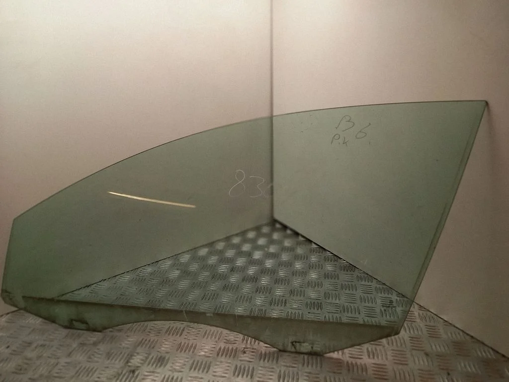 Front door window glass four-door 43R00082