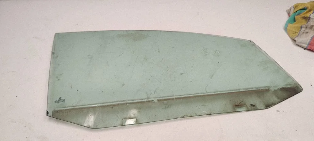 Front door window glass four-door – Volkswagen Touran I (2003-2010)