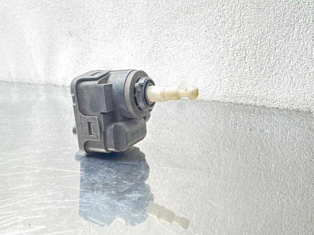Esitulede kõrguse reguleerimise mootor 00728230