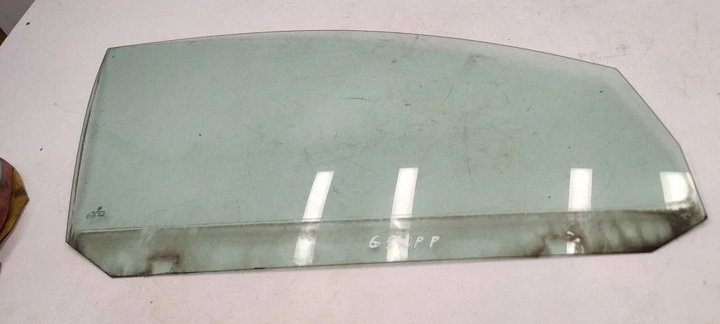 Front door window glass four-door 001057