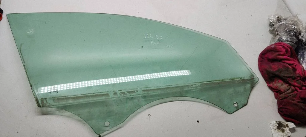 Front door window glass four-door E000199