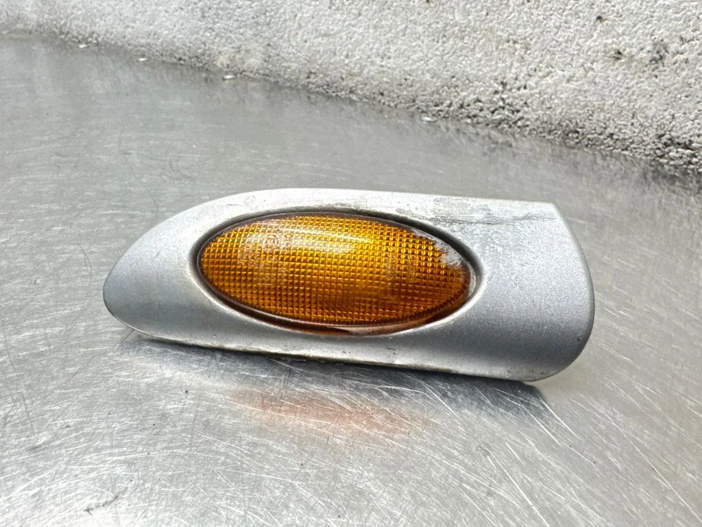 Front fender indicator light 09135507